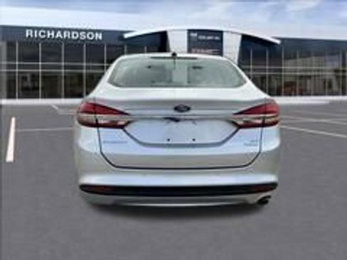 Used 2017 Ford Fusion SE w/ Fusion SE Technology Package FWD image 4