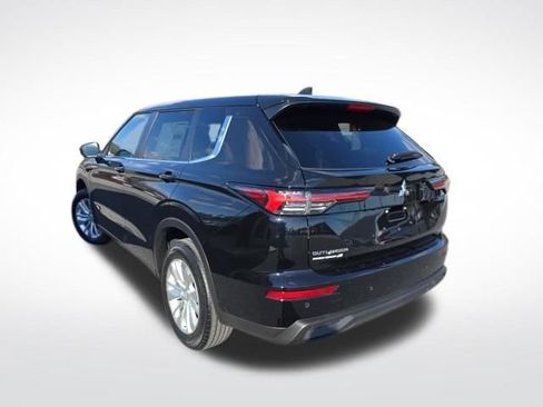 New 2025 Mitsubishi Outlander ES image 3
