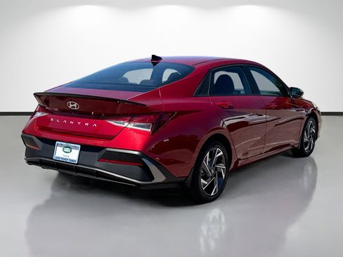 Used 2025 Hyundai Elantra Sport image 5