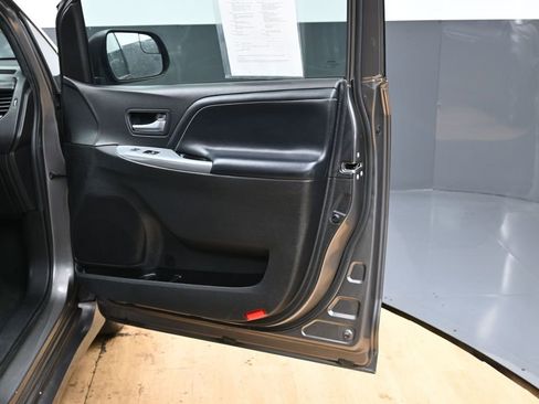 Used 2018 Toyota Sienna SE FWD image 36