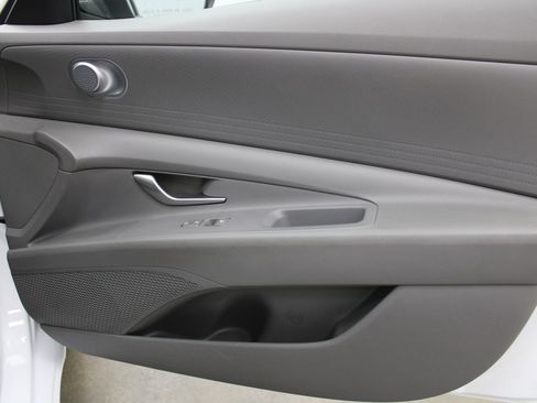 Used 2022 Hyundai Elantra SEL FWD image 25