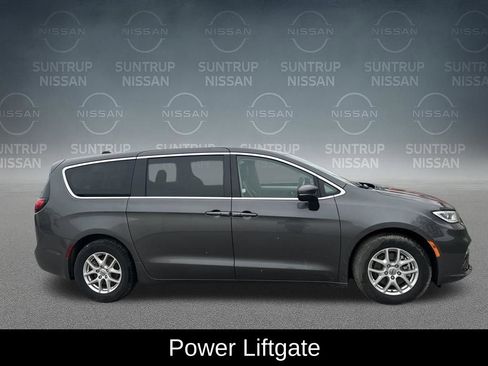 Used 2023 Chrysler Pacifica Touring-L image 7