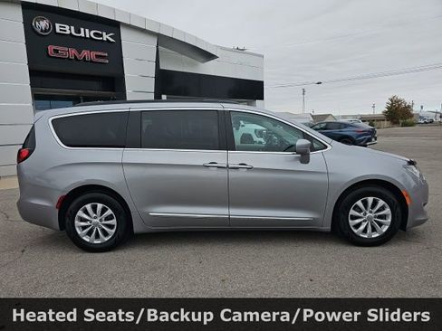 Used 2017 Chrysler Pacifica Touring-L image 8