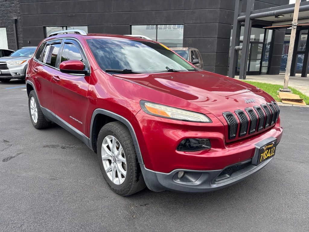 Used 2017 Jeep Cherokee Latitude FWD image 2