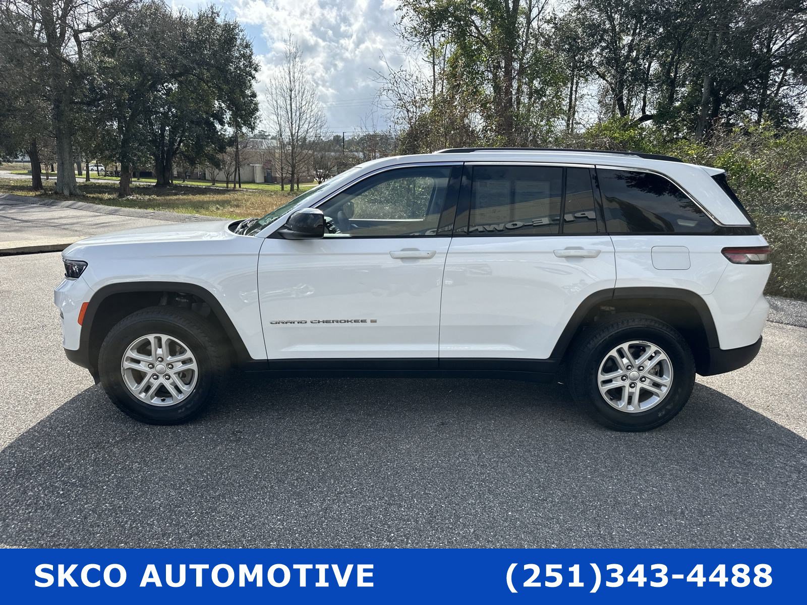 Used 2022 Jeep Grand Cherokee Laredo AWD/4WD image 2