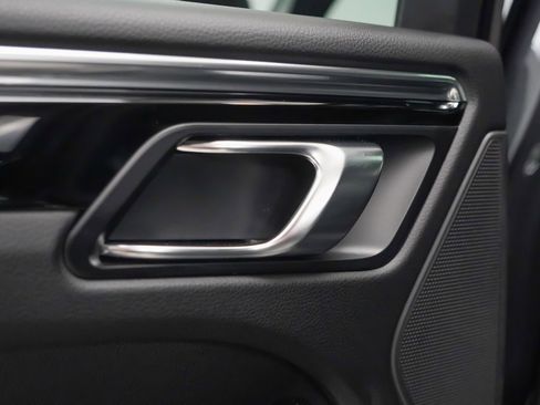 Used 2025 Porsche Macan image 15