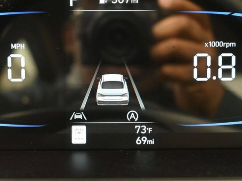 Certified 2025 Hyundai Elantra SE FWD image 16