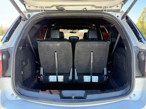 Used 2017 Ford Explorer XLT w/ Equipment Group 202A image 4