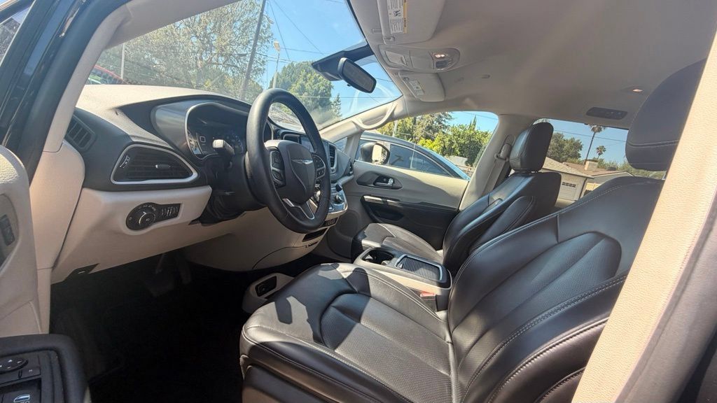 Used 2023 Chrysler Pacifica Touring-L FWD image 6
