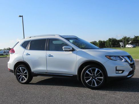 Used 2020 Nissan Rogue SL w/ Premium Package image 2