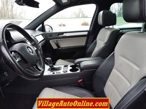 Used 2017 Volkswagen Touareg Wolfsburg Edition image 21