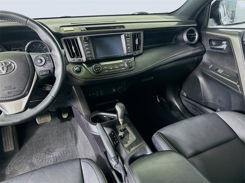 Used 2018 Toyota RAV4 SE image 19