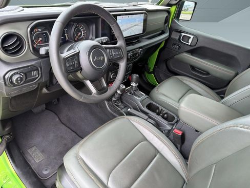 Used 2025 Jeep Gladiator Mojave w/ Convenience Group AWD/4WD image 4