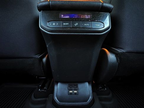 Used 2020 Toyota Highlander LE image 25