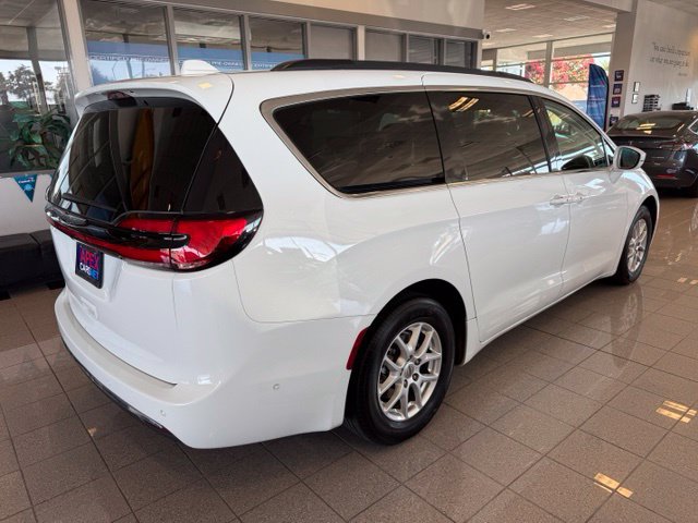 Used 2022 Chrysler Pacifica Touring-L w/ Uconnect Theater Family Group FWD image 4