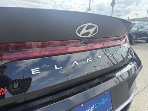 Certified 2025 Hyundai Elantra Limited FWD image 8