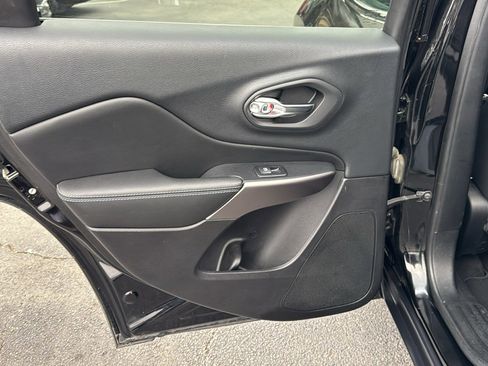 Used 2019 Jeep Cherokee Latitude w/ Popular Appearance Group image 18