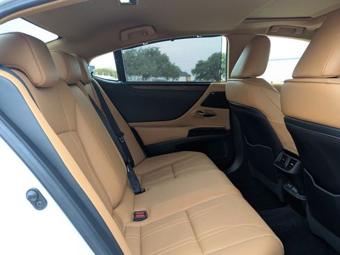 Used 2022 Lexus ES 300h Ultra Luxury image 25