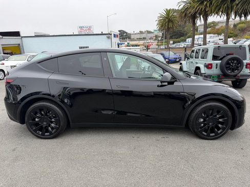 Used 2024 Tesla Model Y Long Range AWD/4WD image 4