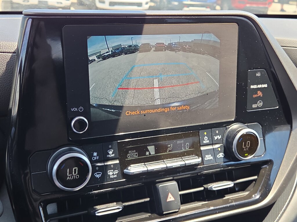 Used 2023 Toyota Highlander LE AWD/4WD image 26