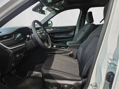 Used 2025 Jeep Grand Cherokee Laredo X RWD image 11