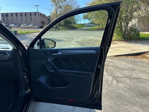 Used 2023 Volkswagen Tiguan SE image 45