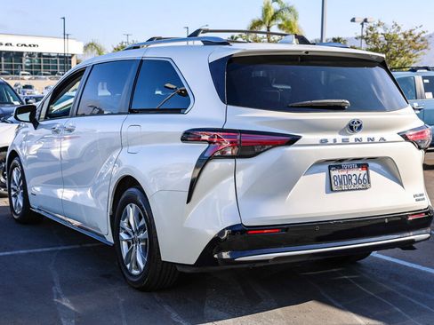 Used 2021 Toyota Sienna Limited image 24
