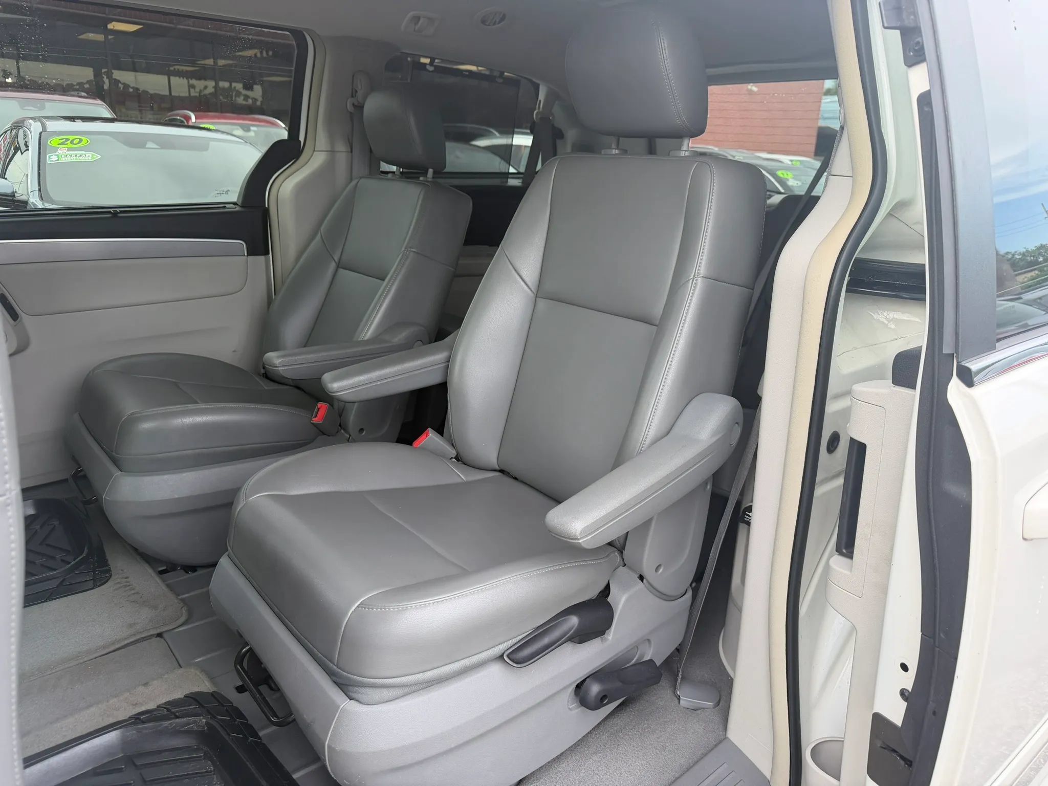 Used 2011 Volkswagen Routan SE FWD image 13
