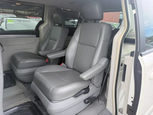 Used 2011 Volkswagen Routan SE FWD image 13