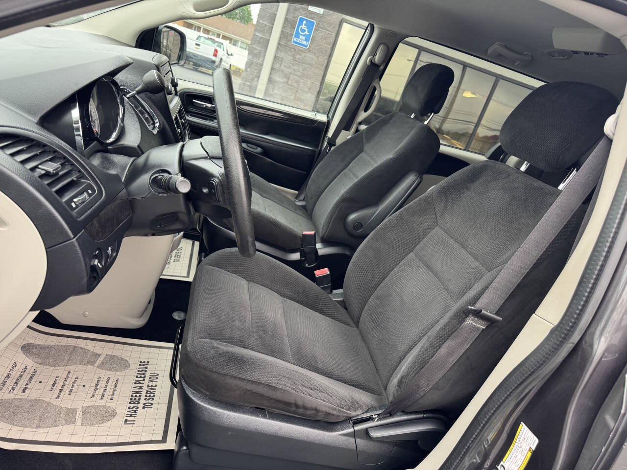 Used 2017 Dodge Grand Caravan SE FWD image 8