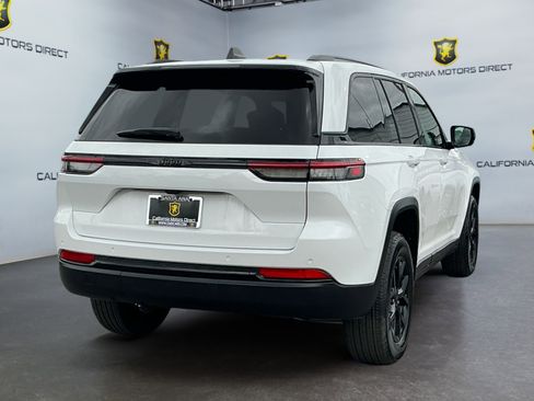 Used 2025 Jeep Grand Cherokee Altitude RWD image 5