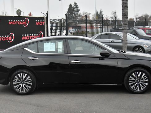 Used 2024 Nissan Altima 2.5 SV image 9