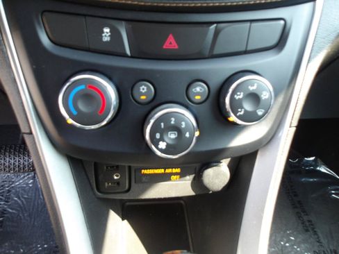 Used 2019 Chevrolet Trax LT w/ LPO, Protection Package FWD image 24