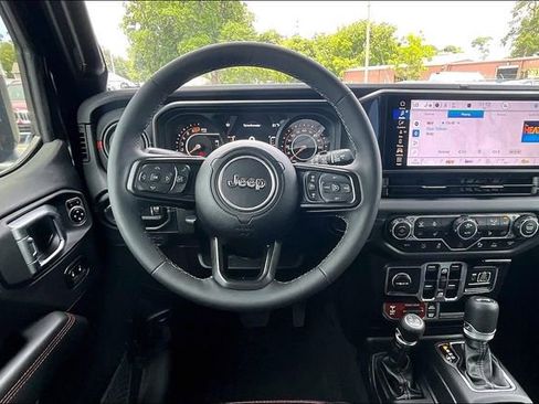 Used 2025 Jeep Wrangler Unlimited Rubicon AWD/4WD image 7