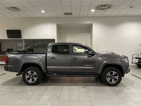 Used 2018 Toyota Tacoma TRD Sport image 6