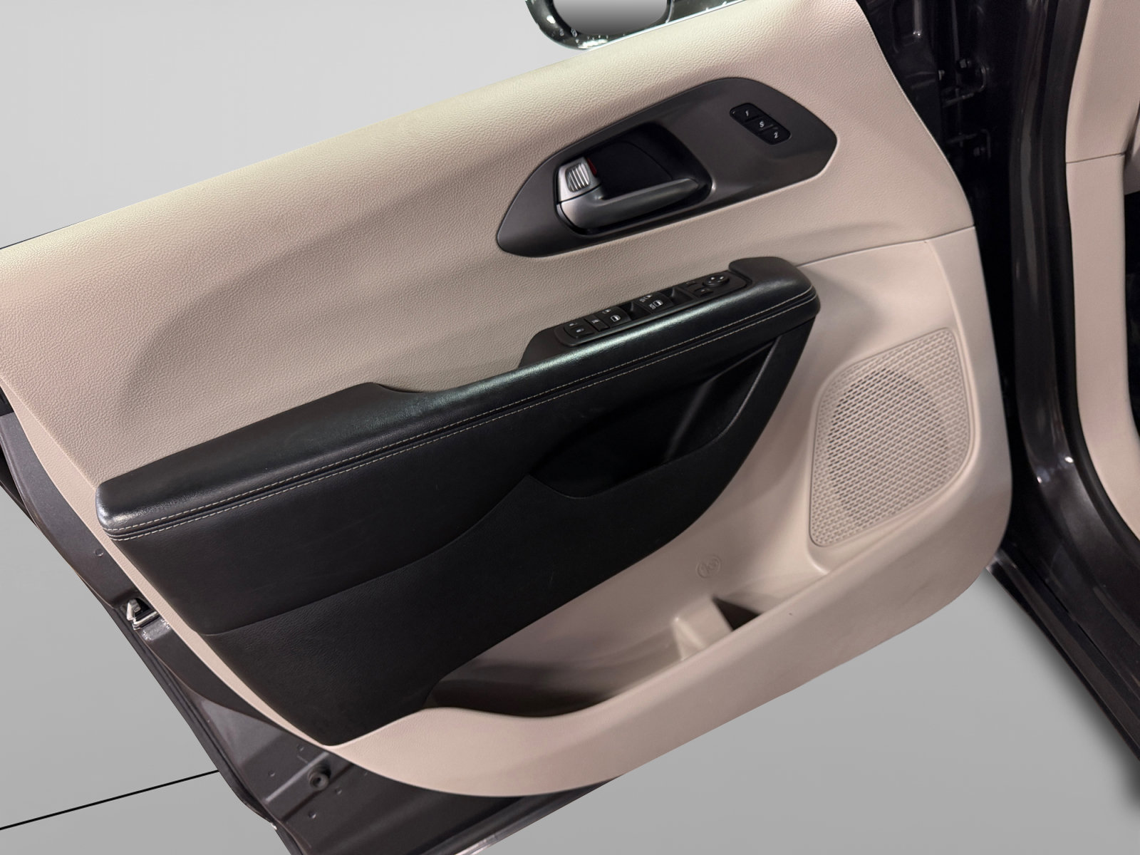 Used 2022 Chrysler Pacifica Touring-L FWD image 15
