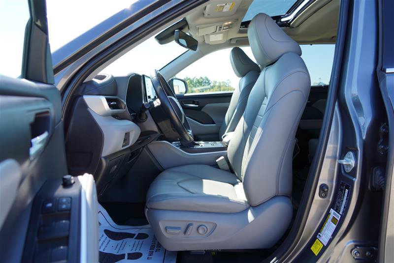 Used 2020 Toyota Highlander XLE AWD/4WD image 50