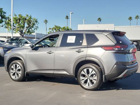 Used 2022 Nissan Rogue SV image 3