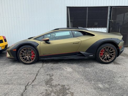 Used 2024 Lamborghini Huracan Sterrato image 2