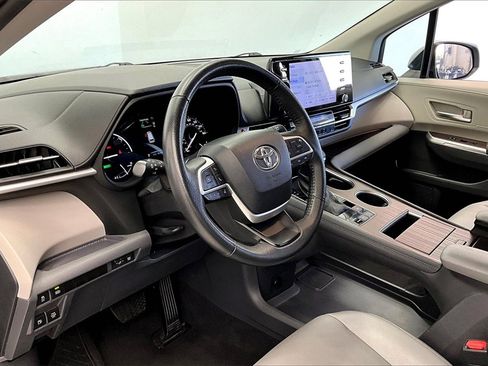 Used 2024 Toyota Sienna XLE image 13