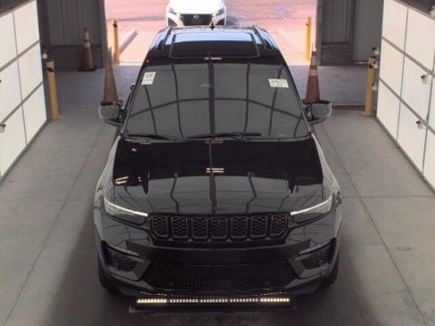 Used 2024 Jeep Grand Cherokee Summit image 2