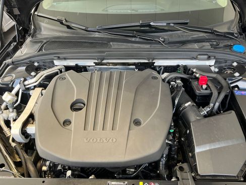 Used 2025 Volvo V60 B5 Cross Country Plus image 32