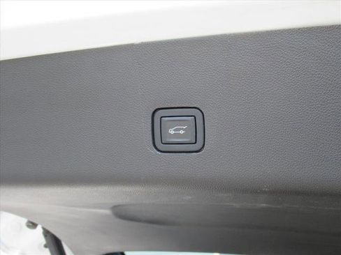 Used 2021 Chevrolet Traverse LT w/ LPO, Blackout Package image 34