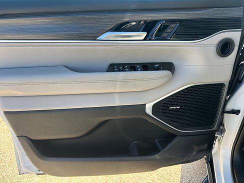 Used 2024 Jeep Wagoneer L Series II image 9