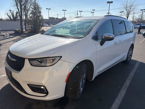 Used 2023 Chrysler Pacifica Limited image 1