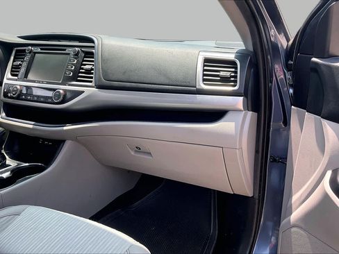 Used 2019 Toyota Highlander Plus FWD image 17