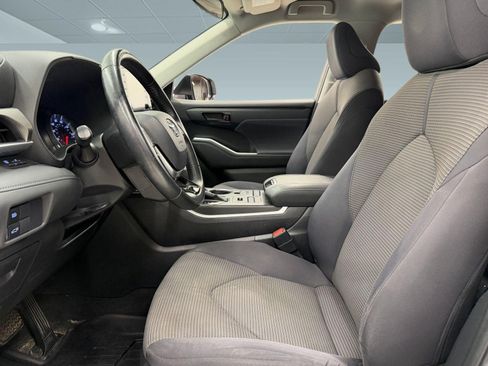 Used 2020 Toyota Highlander LE AWD/4WD image 4