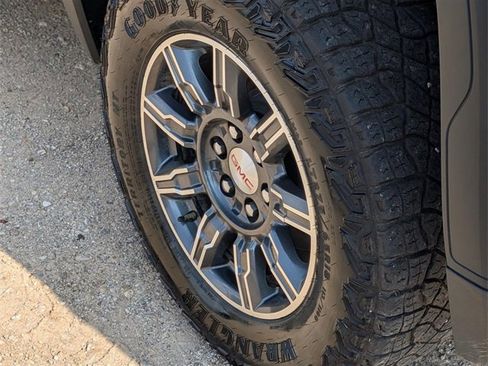 Used 2024 GMC Sierra 1500 AT4 w/ Technology Package image 9