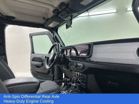 Used 2025 Jeep Gladiator Sport image 19