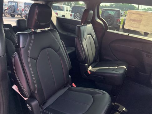 New 2025 Chrysler Pacifica Select image 12